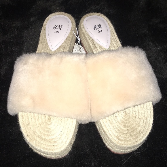 Brand new slippers - Picture 1 of 8